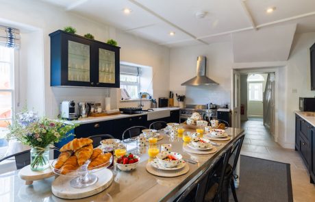 Family friendly cottage with a beautiful kitchen to eat with your family in