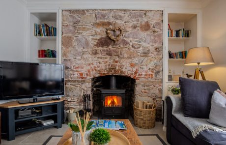 Relax with a nice cup of tea and game of scrabble at our family friendly cottage in Cornwall | Blue Monkey